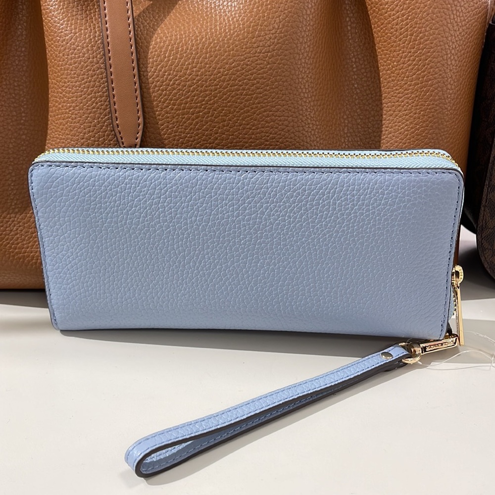 Michael Kors Jet Set Travel Large Travel CONTINENTAL 
Pale Blue - Picture 5 of 16